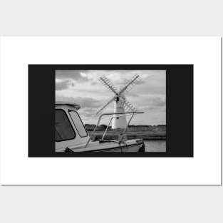 Motor boat on the River Thurne in the Norfolk Broads National Park Posters and Art